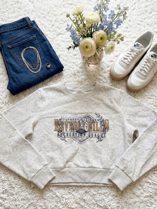 Hollister Sweaters - Beverly Hills Graphic Crewneck Cropped Sweatshirt